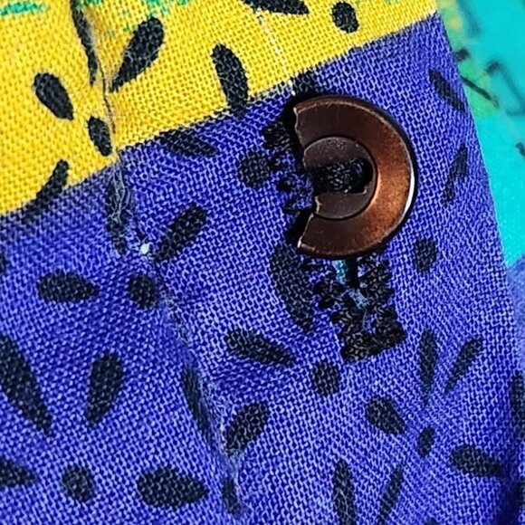 Vintage New Fashion Size Medium Abstract Blouse
Lot I - Picture 3 of 9